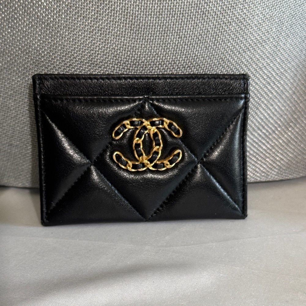 CHANEL Lambskin Quilted Chanel 19 Card Holder in Black